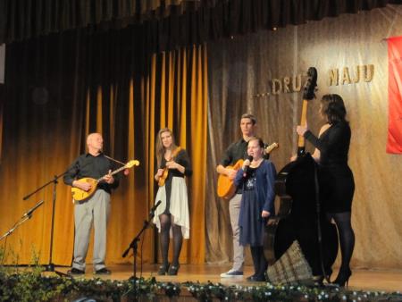 Prireditev Druži naju ples in petje posvečena dnevu žena 4